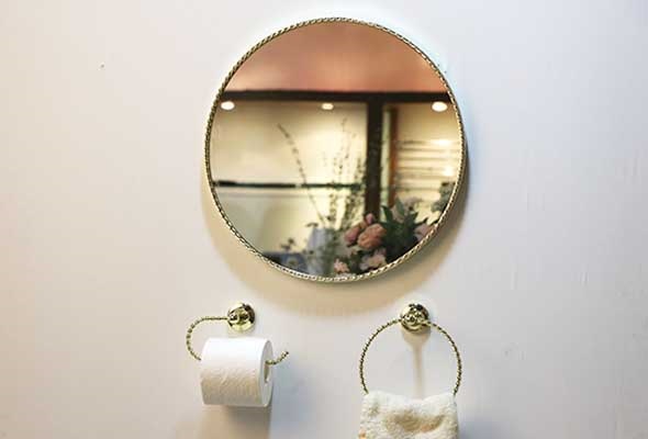 What is the border design of bathroom mirrors?